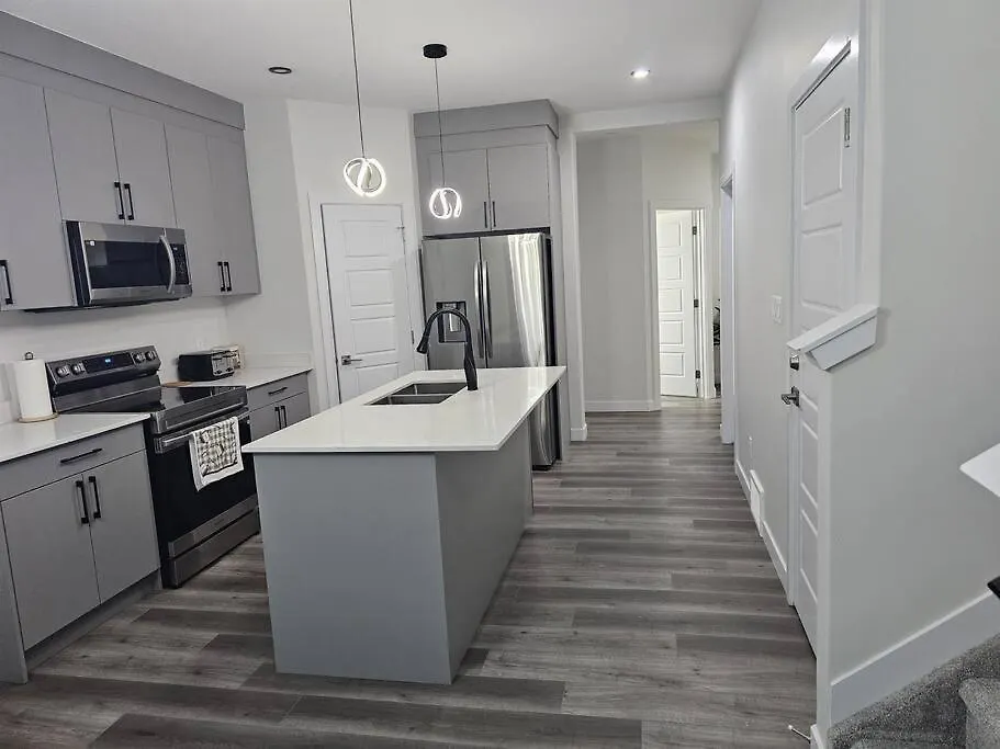 Sleek Home In Trendy Community At Sw, Edmonton Holiday home