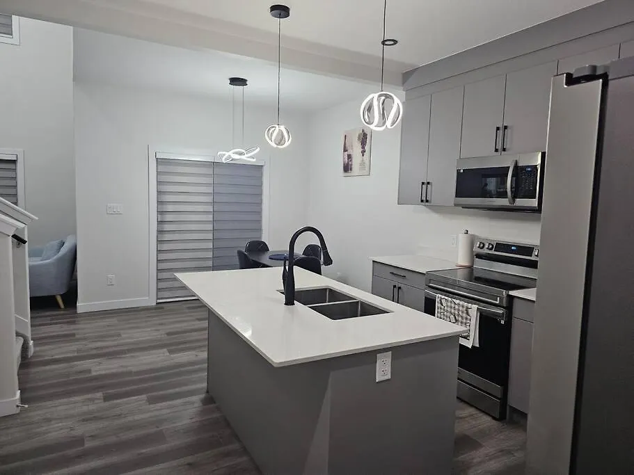 Holiday home Sleek Home In Trendy Community At Sw, Edmonton