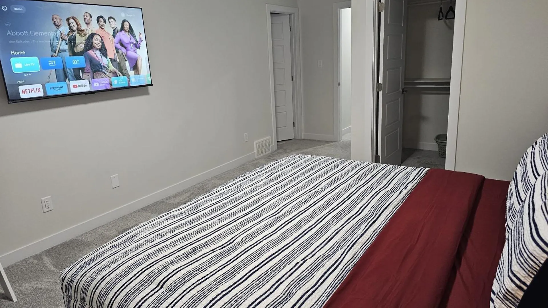 Sleek Home In Trendy Community At Sw, Edmonton Holiday home