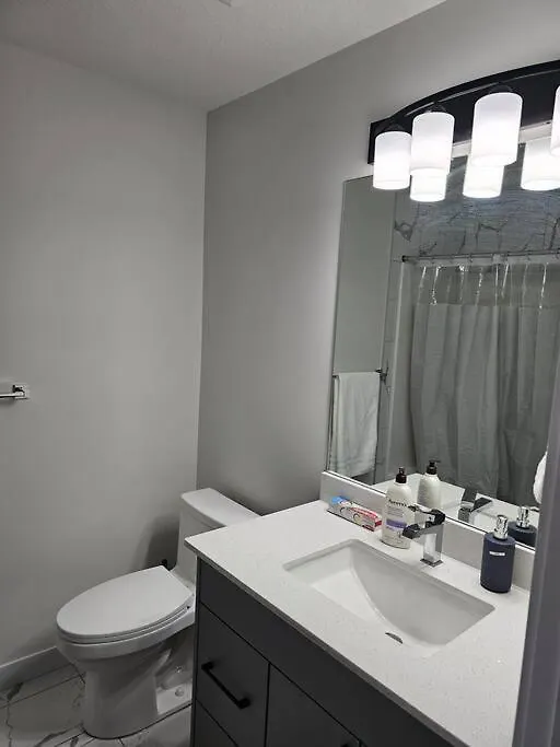 Sleek Home In Trendy Community At Sw, Edmonton Holiday home