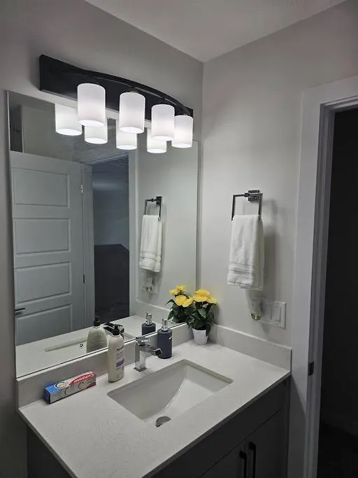 Holiday home Sleek Home In Trendy Community At Sw, Edmonton Canada