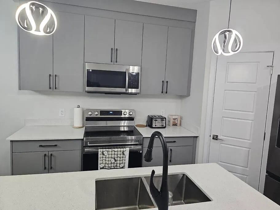 Holiday home Sleek Home In Trendy Community At Sw, Edmonton